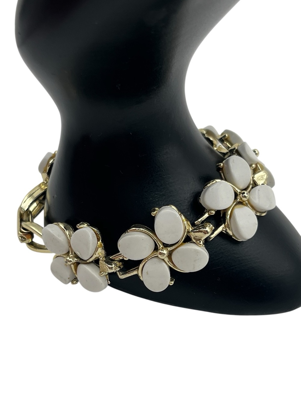 Mid Century white plastic daisy flower gold tone chain bracelet vintage